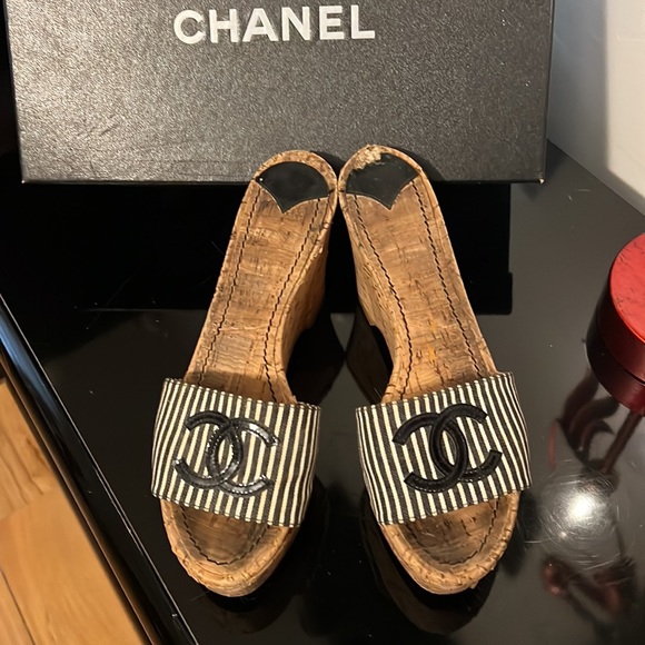 ❤️VINTAGE ❤️ Chanel cork bottom logo sandals - Picture 2 of 10